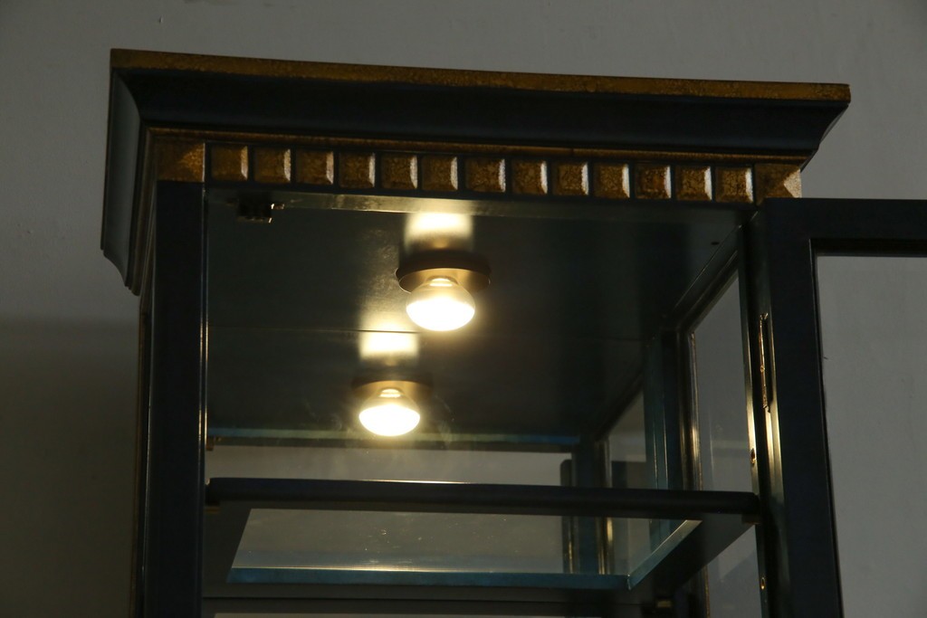 中古　小振りサイズ!!　高貴なロイヤルブルーと高級感あふれるゴールドの装飾が目を引く縦型キュリオケース　(R-084602)