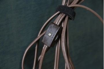 中古　小振りサイズ!!　高貴なロイヤルブルーと高級感あふれるゴールドの装飾が目を引く縦型キュリオケース　(R-084602)