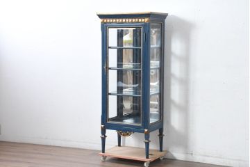 中古　小振りサイズ!!　高貴なロイヤルブルーとゴールドの装飾がクラシックで高級感あふれる縦型キュリオケース(キャビネット、ガラスケース、飾り棚、陳列棚、ショーケース)(R-084602)