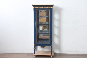 中古　小振りサイズ!!　高貴なロイヤルブルーとゴールドの装飾がクラシックで高級感あふれる縦型キュリオケース(キャビネット、ガラスケース、飾り棚、陳列棚、ショーケース)(R-084602)