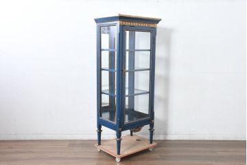 中古　小振りサイズ!!　高貴なロイヤルブルーとゴールドの装飾がクラシックで高級感あふれる縦型キュリオケース(キャビネット、ガラスケース、飾り棚、陳列棚、ショーケース)(R-084602)