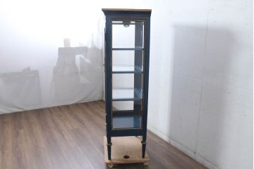 中古　小振りサイズ!!　高貴なロイヤルブルーとゴールドの装飾がクラシックで高級感あふれる縦型キュリオケース(キャビネット、ガラスケース、飾り棚、陳列棚、ショーケース)(R-084602)