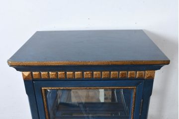 中古　小振りサイズ!!　高貴なロイヤルブルーとゴールドの装飾がクラシックで高級感あふれる縦型キュリオケース(キャビネット、ガラスケース、飾り棚、陳列棚、ショーケース)(R-084602)
