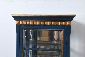 中古　小振りサイズ!!　高貴なロイヤルブルーとゴールドの装飾がクラシックで高級感あふれる縦型キュリオケース(キャビネット、ガラスケース、飾り棚、陳列棚、ショーケース)(R-084602)