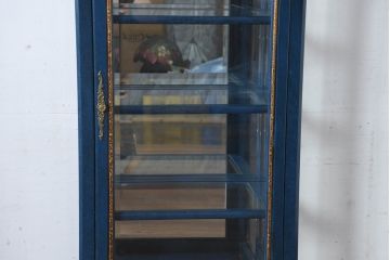 中古　小振りサイズ!!　高貴なロイヤルブルーとゴールドの装飾がクラシックで高級感あふれる縦型キュリオケース(キャビネット、ガラスケース、飾り棚、陳列棚、ショーケース)(R-084602)