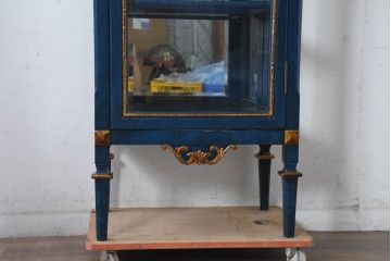 中古　小振りサイズ!!　高貴なロイヤルブルーとゴールドの装飾がクラシックで高級感あふれる縦型キュリオケース(キャビネット、ガラスケース、飾り棚、陳列棚、ショーケース)(R-084602)
