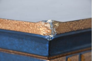 中古　小振りサイズ!!　高貴なロイヤルブルーとゴールドの装飾がクラシックで高級感あふれる縦型キュリオケース(キャビネット、ガラスケース、飾り棚、陳列棚、ショーケース)(R-084602)