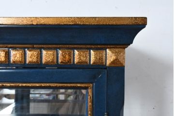中古　小振りサイズ!!　高貴なロイヤルブルーとゴールドの装飾がクラシックで高級感あふれる縦型キュリオケース(キャビネット、ガラスケース、飾り棚、陳列棚、ショーケース)(R-084602)