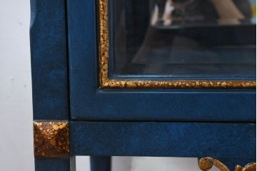 中古　小振りサイズ!!　高貴なロイヤルブルーとゴールドの装飾がクラシックで高級感あふれる縦型キュリオケース(キャビネット、ガラスケース、飾り棚、陳列棚、ショーケース)(R-084602)