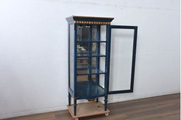 中古　小振りサイズ!!　高貴なロイヤルブルーとゴールドの装飾がクラシックで高級感あふれる縦型キュリオケース(キャビネット、ガラスケース、飾り棚、陳列棚、ショーケース)(R-084602)
