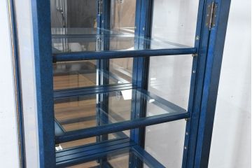 中古　小振りサイズ!!　高貴なロイヤルブルーとゴールドの装飾がクラシックで高級感あふれる縦型キュリオケース(キャビネット、ガラスケース、飾り棚、陳列棚、ショーケース)(R-084602)