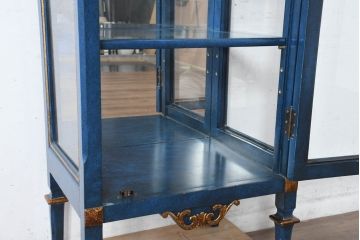 中古　小振りサイズ!!　高貴なロイヤルブルーとゴールドの装飾がクラシックで高級感あふれる縦型キュリオケース(キャビネット、ガラスケース、飾り棚、陳列棚、ショーケース)(R-084602)