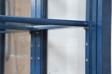 中古　小振りサイズ!!　高貴なロイヤルブルーとゴールドの装飾がクラシックで高級感あふれる縦型キュリオケース(キャビネット、ガラスケース、飾り棚、陳列棚、ショーケース)(R-084602)
