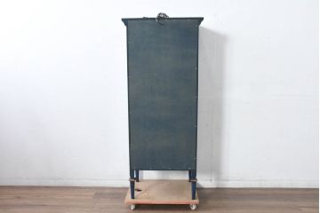 中古　小振りサイズ!!　高貴なロイヤルブルーとゴールドの装飾がクラシックで高級感あふれる縦型キュリオケース(キャビネット、ガラスケース、飾り棚、陳列棚、ショーケース)(R-084602)