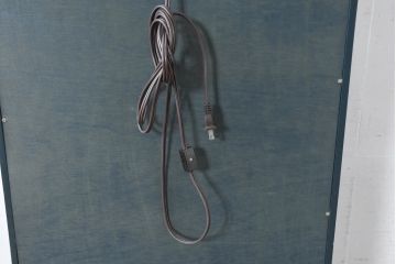 中古　小振りサイズ!!　高貴なロイヤルブルーとゴールドの装飾がクラシックで高級感あふれる縦型キュリオケース(キャビネット、ガラスケース、飾り棚、陳列棚、ショーケース)(R-084602)