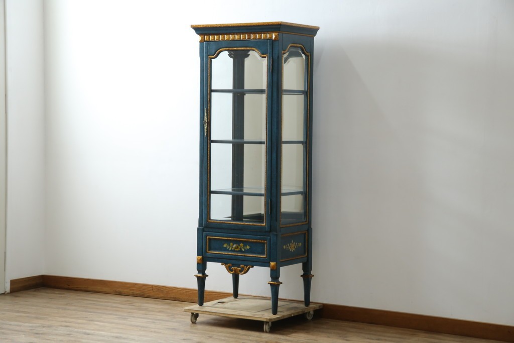 中古　高貴なロイヤルブルーと高級感あふれるゴールドの装飾　クラシカルな縦型キュリオケース　(R-084603)