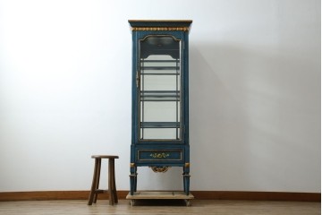 中古　高貴なロイヤルブルーと高級感あふれるゴールドの装飾　クラシカルな縦型キュリオケース　(R-084603)