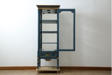 中古　高貴なロイヤルブルーと高級感あふれるゴールドの装飾　クラシカルな縦型キュリオケース　(R-084603)