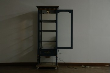 中古　高貴なロイヤルブルーと高級感あふれるゴールドの装飾　クラシカルな縦型キュリオケース　(R-084603)