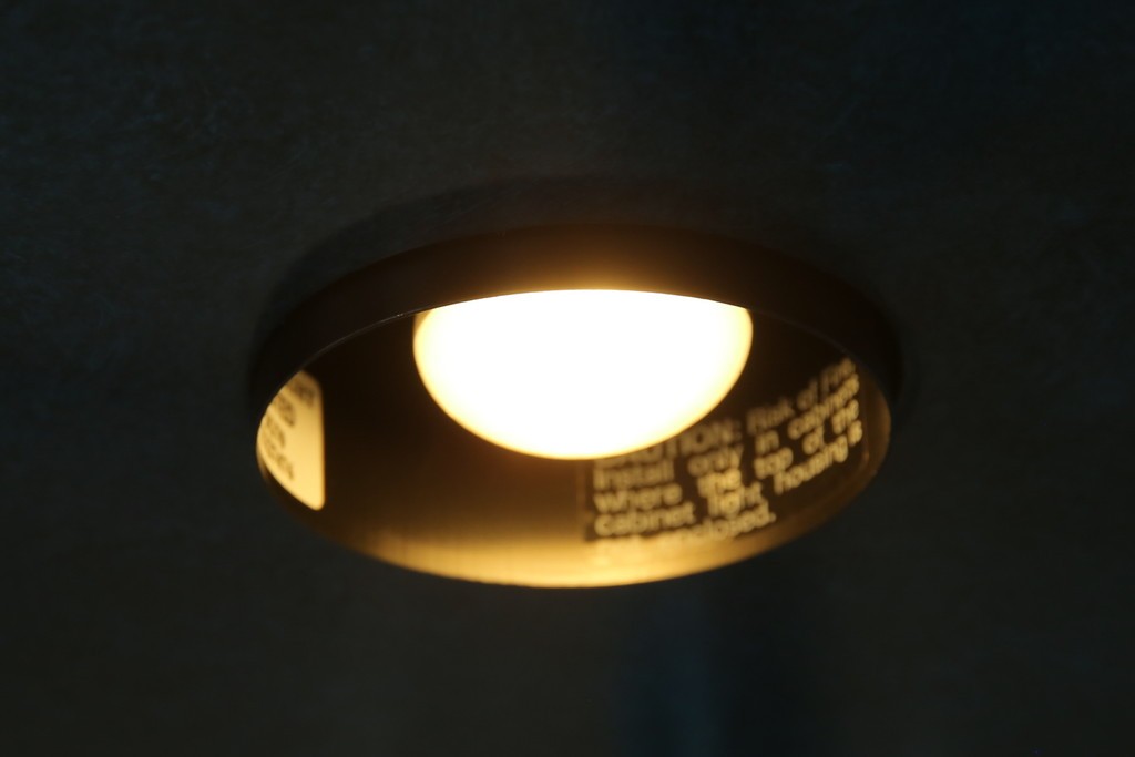 中古　高貴なロイヤルブルーと高級感あふれるゴールドの装飾　クラシカルな縦型キュリオケース　(R-084603)