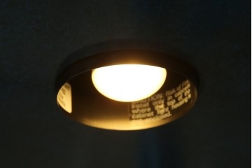 中古　高貴なロイヤルブルーと高級感あふれるゴールドの装飾　クラシカルな縦型キュリオケース　(R-084603)