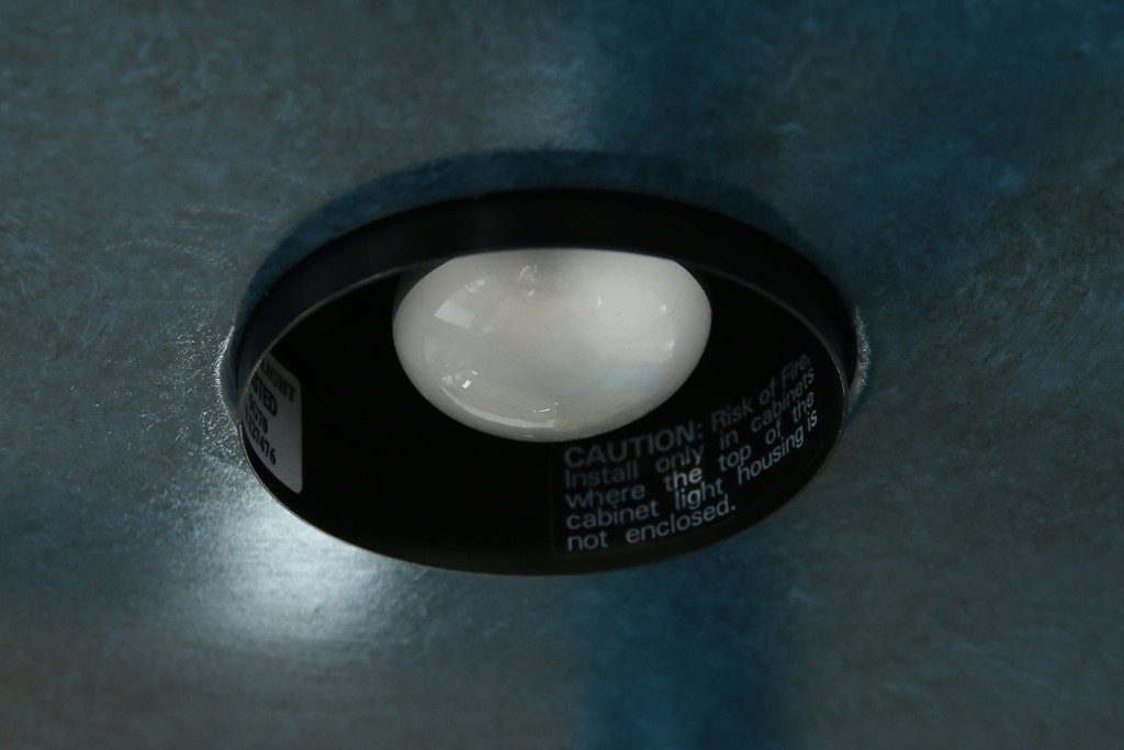 中古　高貴なロイヤルブルーと高級感あふれるゴールドの装飾　クラシカルな縦型キュリオケース　(R-084603)