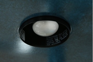 中古　高貴なロイヤルブルーと高級感あふれるゴールドの装飾　クラシカルな縦型キュリオケース　(R-084603)