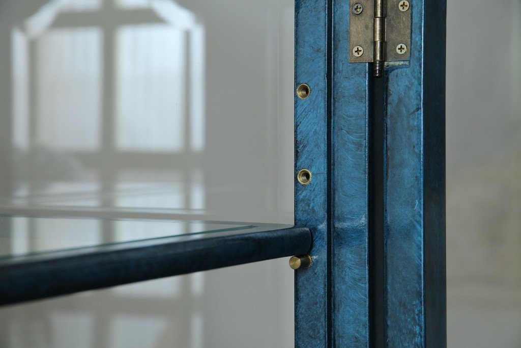 中古　高貴なロイヤルブルーと高級感あふれるゴールドの装飾　クラシカルな縦型キュリオケース　(R-084603)