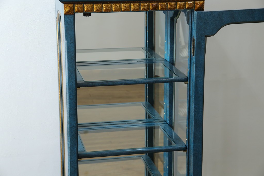 中古　高貴なロイヤルブルーと高級感あふれるゴールドの装飾　クラシカルな縦型キュリオケース　(R-084603)