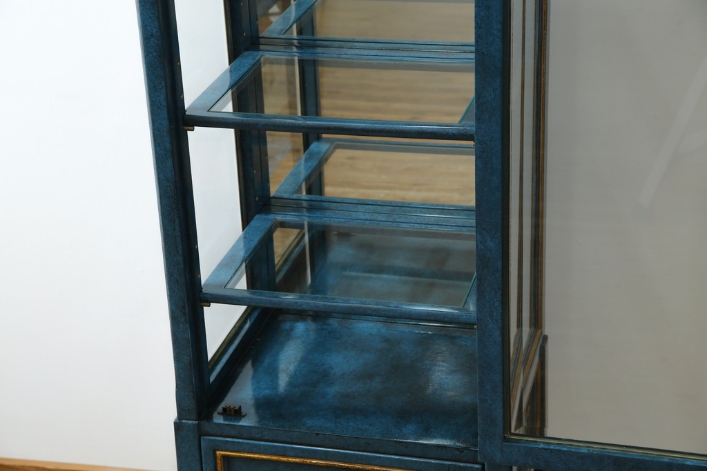 中古　高貴なロイヤルブルーと高級感あふれるゴールドの装飾　クラシカルな縦型キュリオケース　(R-084603)