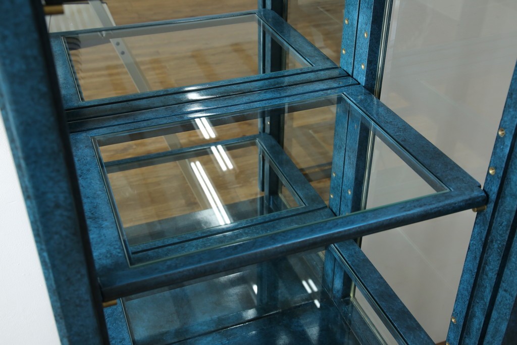 中古　高貴なロイヤルブルーと高級感あふれるゴールドの装飾　クラシカルな縦型キュリオケース　(R-084603)