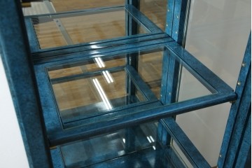 中古　高貴なロイヤルブルーと高級感あふれるゴールドの装飾　クラシカルな縦型キュリオケース　(R-084603)