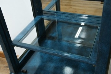 中古　高貴なロイヤルブルーと高級感あふれるゴールドの装飾　クラシカルな縦型キュリオケース　(R-084603)