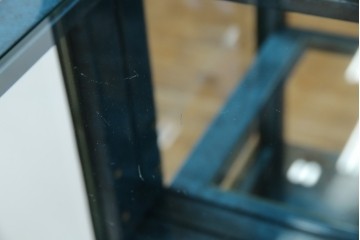 中古　高貴なロイヤルブルーと高級感あふれるゴールドの装飾　クラシカルな縦型キュリオケース　(R-084603)