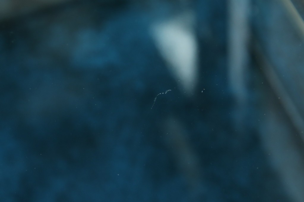 中古　高貴なロイヤルブルーと高級感あふれるゴールドの装飾　クラシカルな縦型キュリオケース　(R-084603)