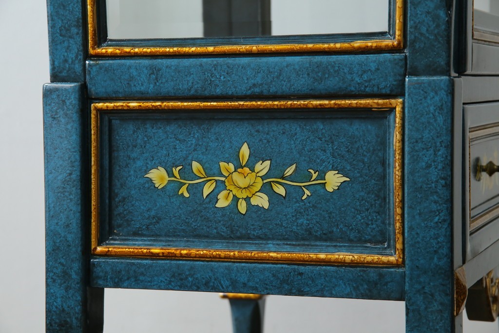 中古　高貴なロイヤルブルーと高級感あふれるゴールドの装飾　クラシカルな縦型キュリオケース　(R-084603)