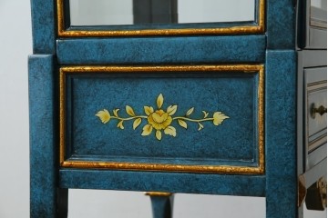 中古　高貴なロイヤルブルーと高級感あふれるゴールドの装飾　クラシカルな縦型キュリオケース　(R-084603)