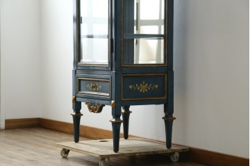 中古　高貴なロイヤルブルーと高級感あふれるゴールドの装飾　クラシカルな縦型キュリオケース　(R-084603)