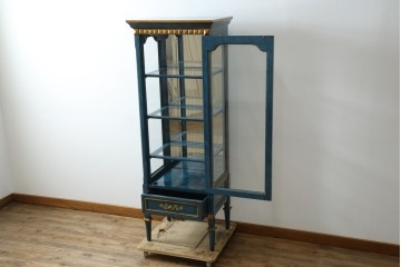 中古　高貴なロイヤルブルーと高級感あふれるゴールドの装飾　クラシカルな縦型キュリオケース　(R-084603)