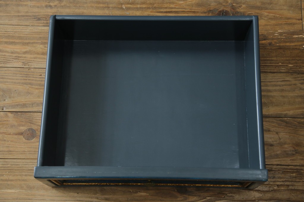 中古　高貴なロイヤルブルーと高級感あふれるゴールドの装飾　クラシカルな縦型キュリオケース　(R-084603)