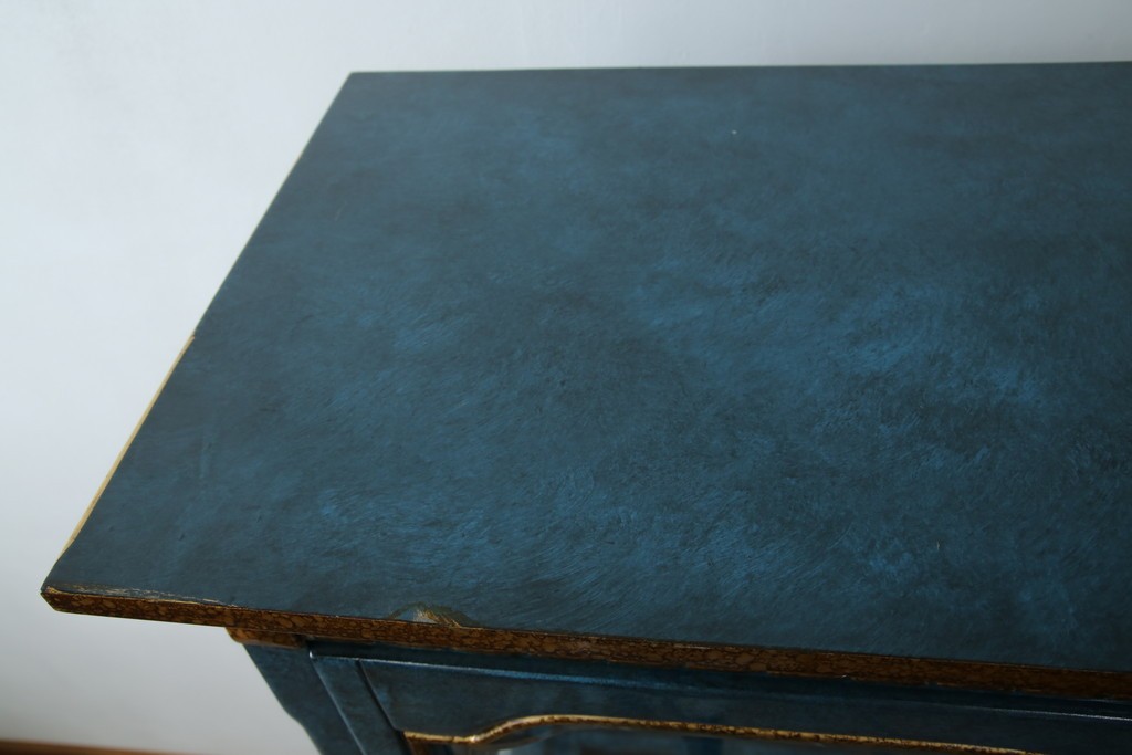 中古　高貴なロイヤルブルーと高級感あふれるゴールドの装飾　クラシカルな縦型キュリオケース　(R-084603)