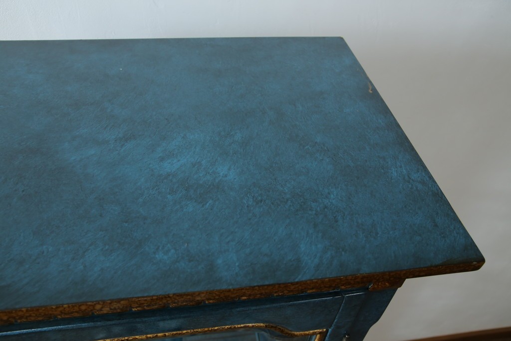 中古　高貴なロイヤルブルーと高級感あふれるゴールドの装飾　クラシカルな縦型キュリオケース　(R-084603)