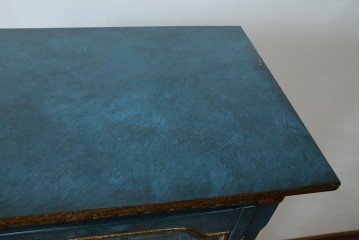 中古　高貴なロイヤルブルーと高級感あふれるゴールドの装飾　クラシカルな縦型キュリオケース　(R-084603)