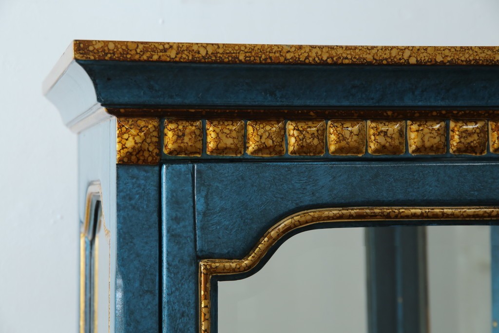 中古　高貴なロイヤルブルーと高級感あふれるゴールドの装飾　クラシカルな縦型キュリオケース　(R-084603)