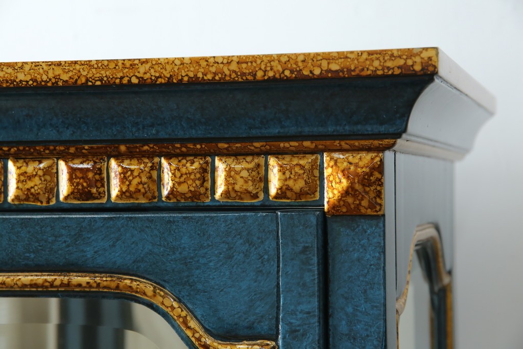 中古　高貴なロイヤルブルーと高級感あふれるゴールドの装飾　クラシカルな縦型キュリオケース　(R-084603)