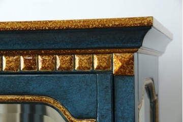 中古　高貴なロイヤルブルーと高級感あふれるゴールドの装飾　クラシカルな縦型キュリオケース　(R-084603)