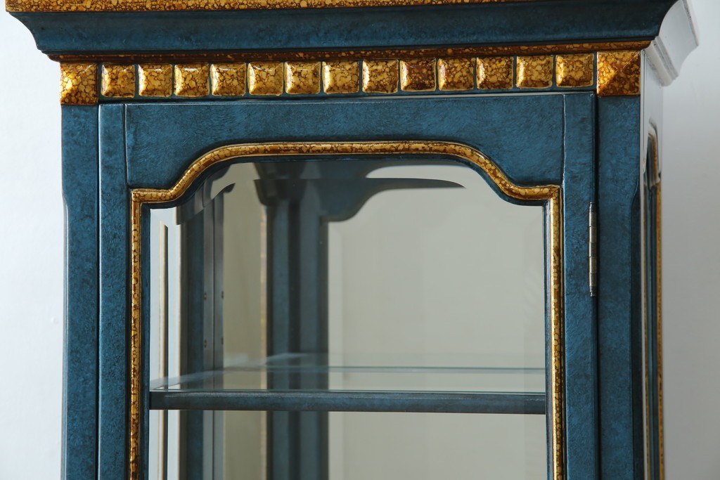 中古　高貴なロイヤルブルーと高級感あふれるゴールドの装飾　クラシカルな縦型キュリオケース　(R-084603)