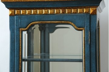 中古　高貴なロイヤルブルーと高級感あふれるゴールドの装飾　クラシカルな縦型キュリオケース　(R-084603)