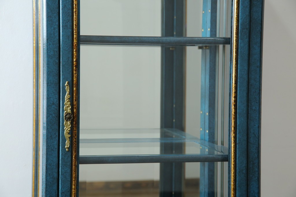 中古　高貴なロイヤルブルーと高級感あふれるゴールドの装飾　クラシカルな縦型キュリオケース　(R-084603)