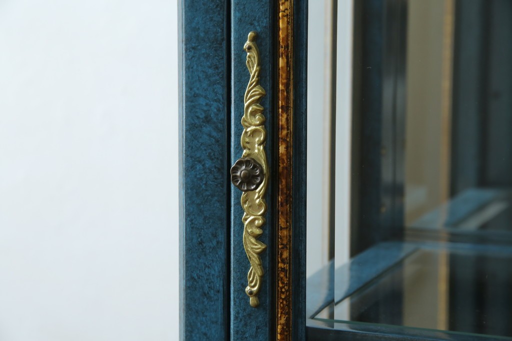 中古　高貴なロイヤルブルーと高級感あふれるゴールドの装飾　クラシカルな縦型キュリオケース　(R-084603)